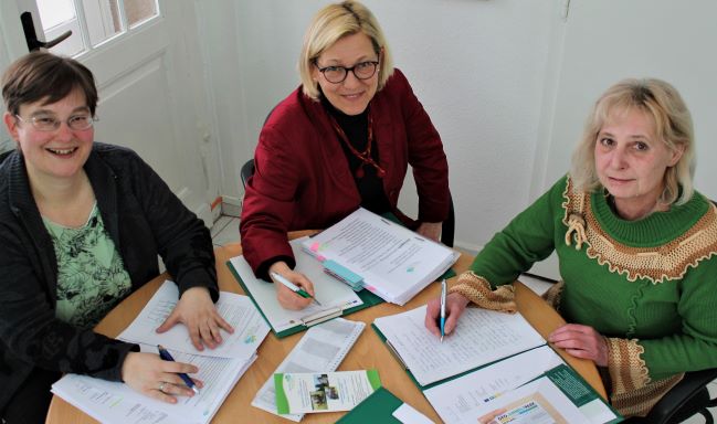 Im Team des LEADER Regionalmanagements Sagenhaftes Vogtland beraten Sie von links Regionalmanagerin Frau Franziska Thoß und die Mitarbeiterinnen Katrin Klaubert-Heß und Silke Stark 