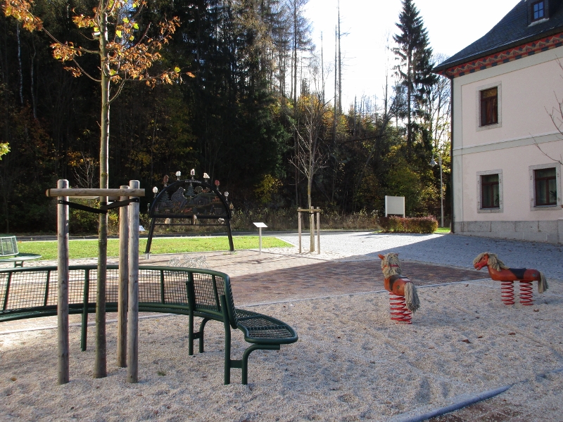 VD gestalteter Dorfplatz Tannenbergsthal Spielplatz